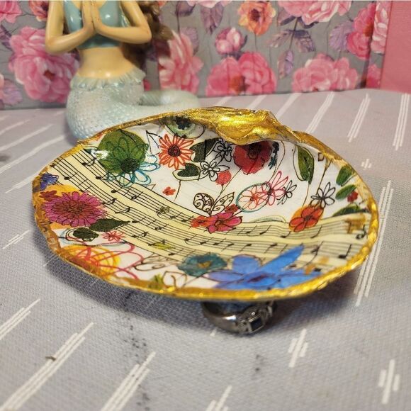 DECOUPAGE CLAM SHELL DECOUPAGE MUSIC 🎶 NOTES AND FLOWERS 💐 ON A CLAM SHELL - Picture 7 of 10